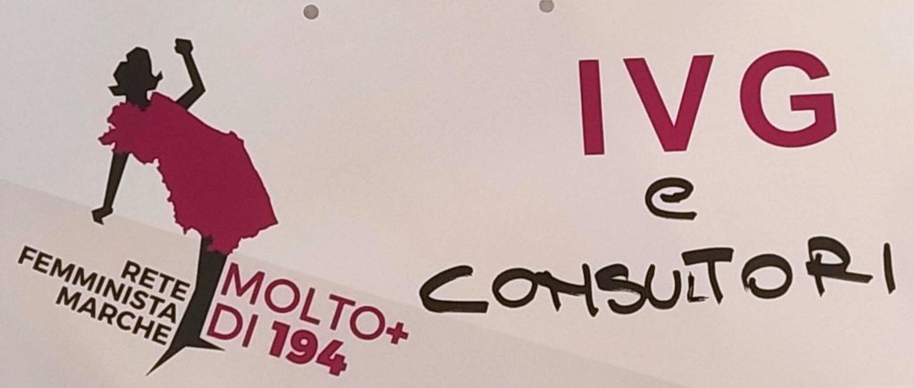 Uno dei cartelli mostrati in conferenza stampa: IVG e Consultori