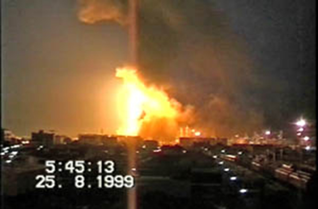 L'incendio alla raffineria, 25 agosto 1999 ore 5:45 del mattino