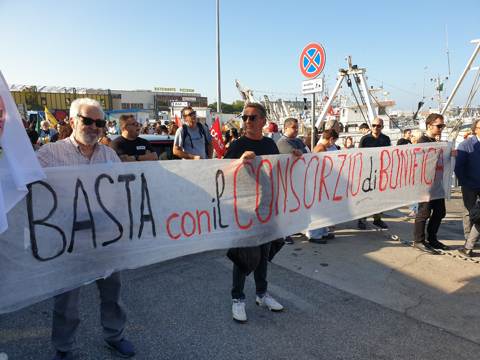 In testa al corteo, alcuni di noi reggono il nostro striscione "Basta con il Consorzio di Bonifica!"
