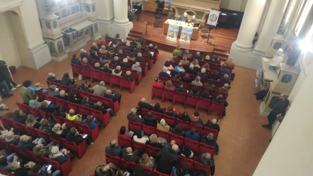 Vista dall'alto dell'auditorium gremito