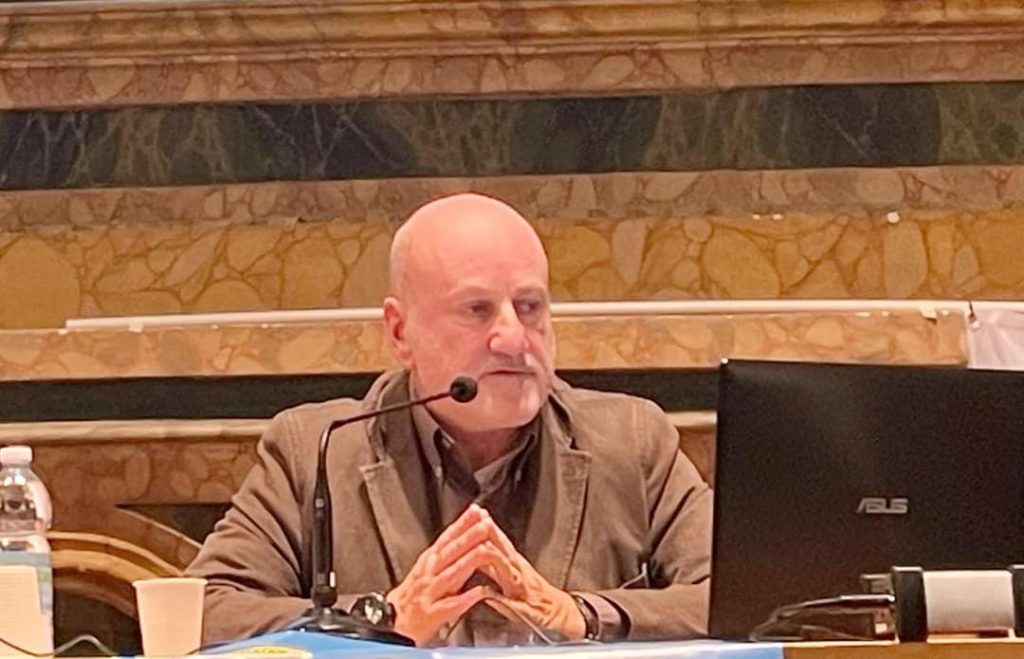 Andrea Dignani sul palco mentre presenta la sua relazione tecnica