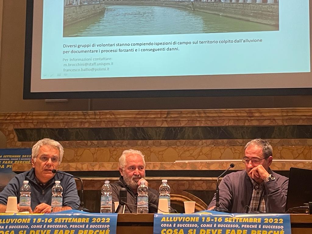 Francesco Ballio e Maurizio Brocchini sul palco mentre presentano la loro relazione tecnica
