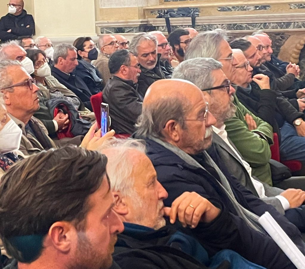la prima fila di Sindaci della valle presenti