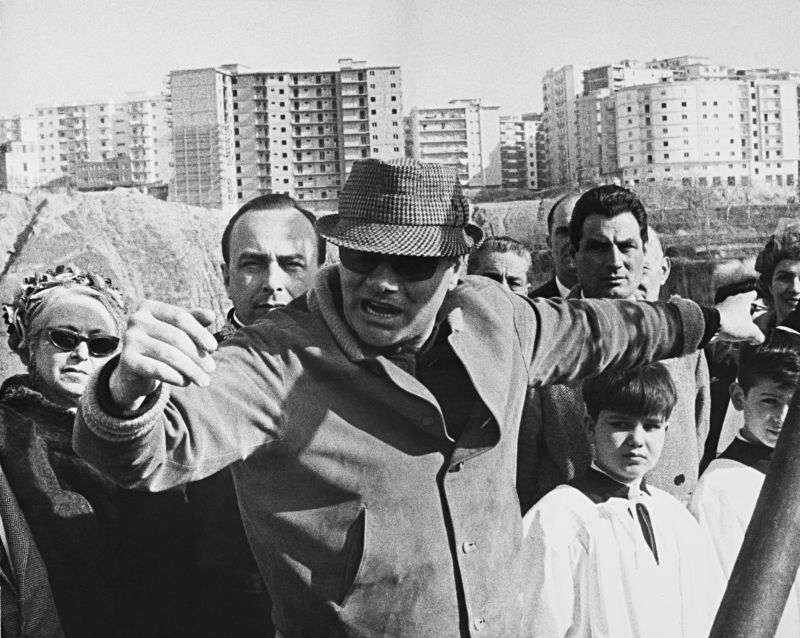 Francesco Rosi durante le riprese di Le mani sulla città