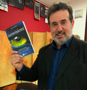 L'autore Marco Gisotti impugna il suo libro