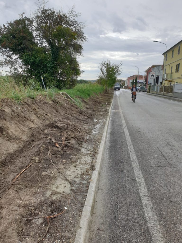 Ancora fango e sporcizia sui bordi della strada