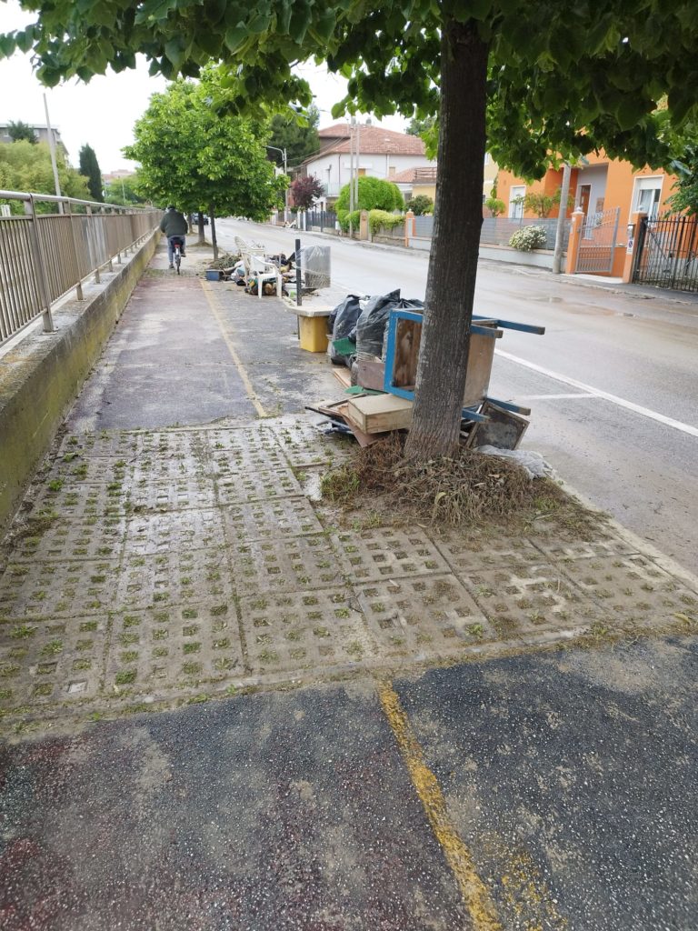 Via Rovereto: Mobili alluvionati lungo il marciapiede